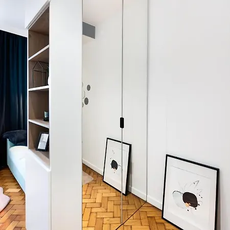 Zelazna Blue Corner By Bookinghost * Varsóvia